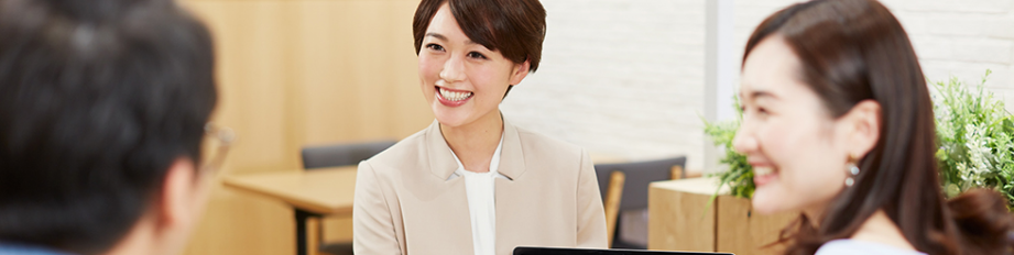 家づくりの相談をする夫婦