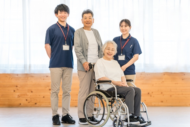介護スタッフと車いすに座った高齢者