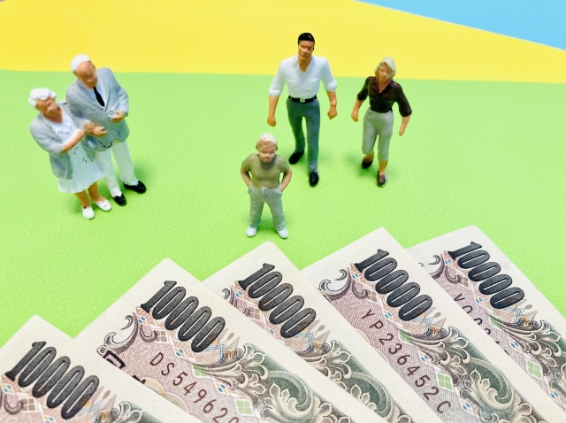 おもちゃの人形が一万円札を見ている