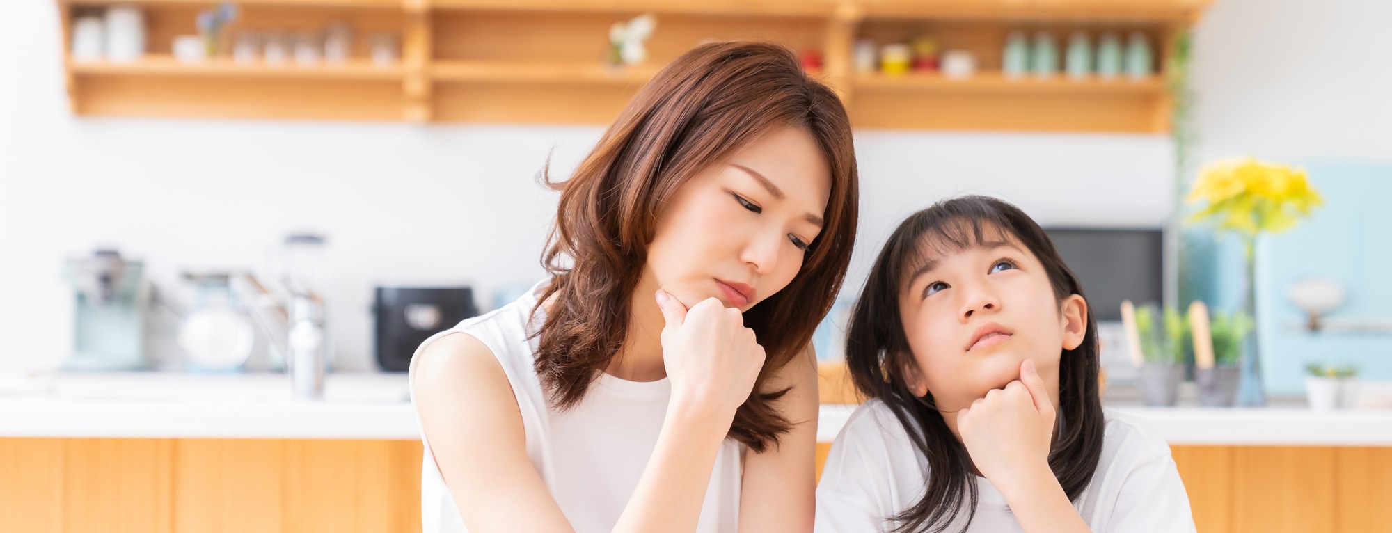 悩むママ