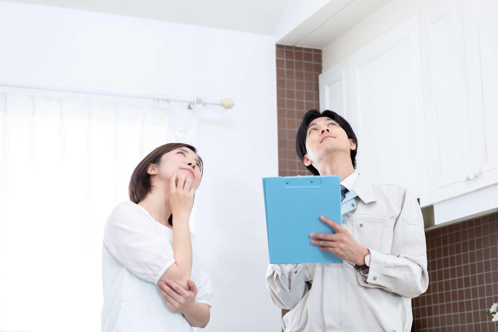 雨漏りについて相談するイメージ