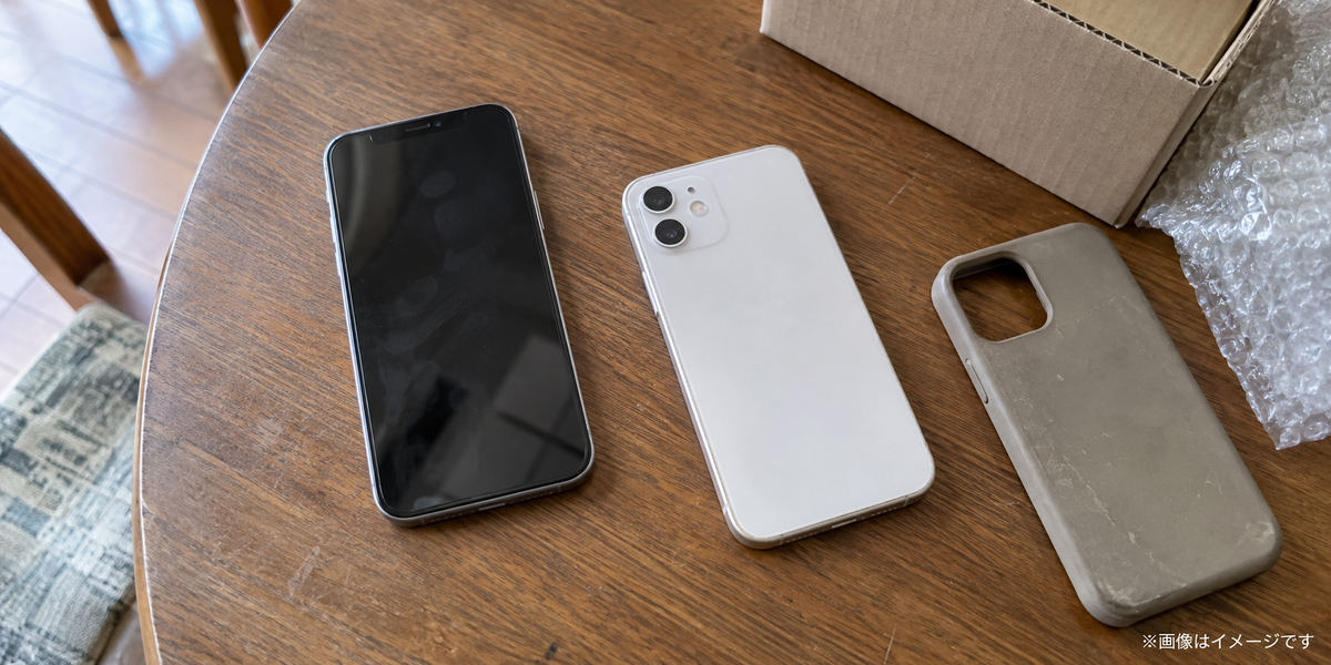 自宅の机に置いた中古スマホのイメージ写真